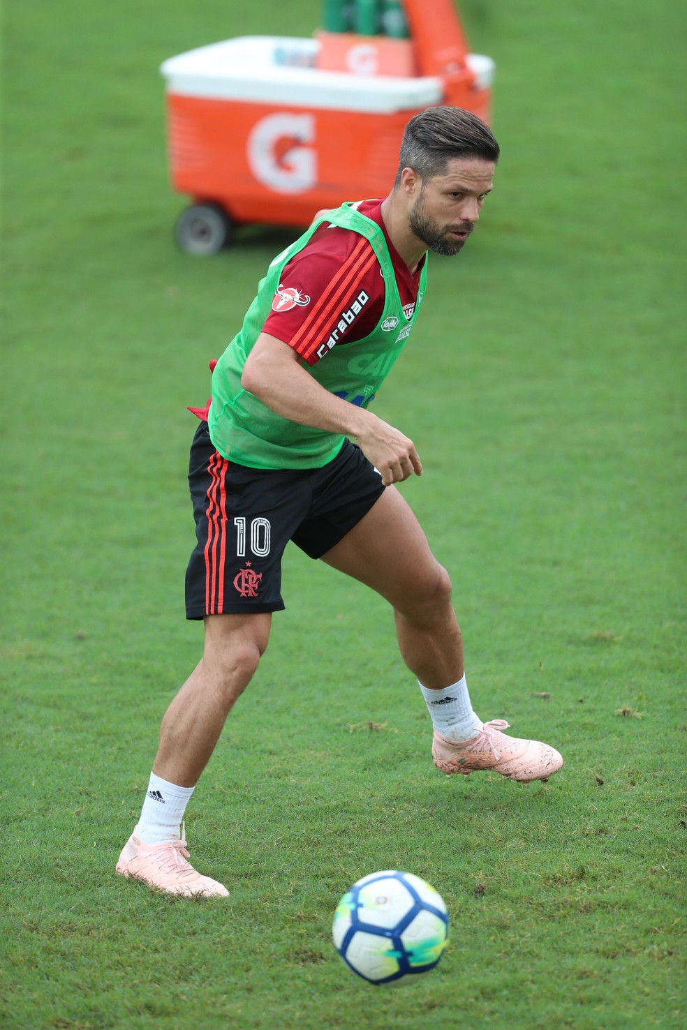 Diego em treinamento do Flamengo nesta semana: retorno do meia ser&aacute; contra o Paran&aacute; Clube &mdash; Foto: Gilvan de Souza