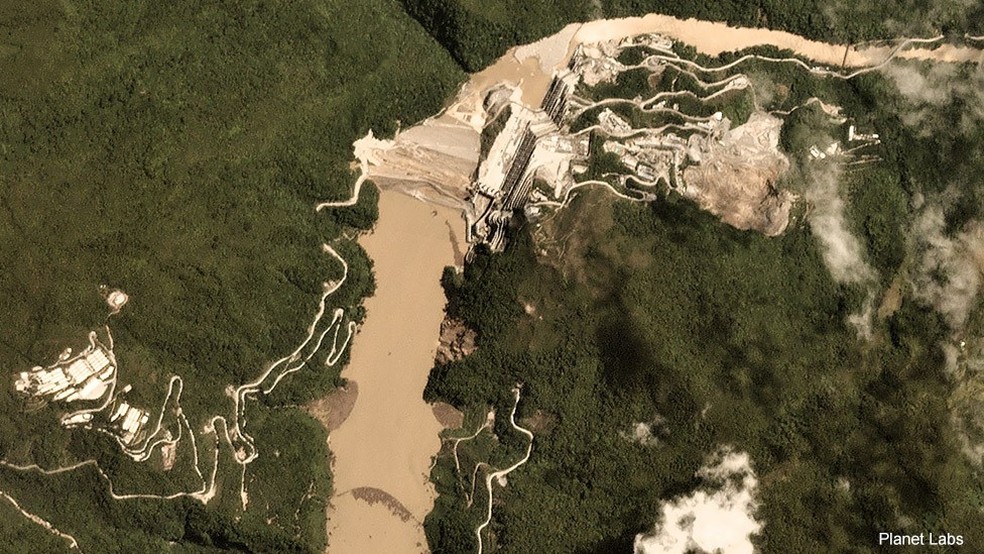 A Hidroituango, hidrelétrica em construção no leito do rio Cauca, seria a maior hidrelétrica da Colômbia, capaz de gerar um quinto da energia usada no país — Foto: Planet Labs