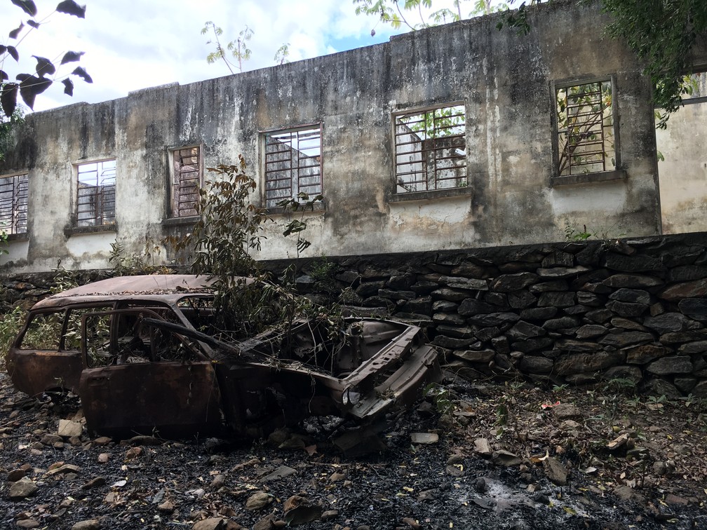 Passados 10 anos, Raposa ainda tem marcas do conflito que ocorreu antes da saída de não-índios; na imagem o Centro Indígena de Formação e Cultura da Raposa Serra do Sol, na região do Surumu, alvo de atentado em 2005  — Foto: Emily Costa/G1 RR