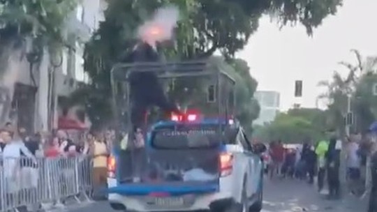 Imagem de policial atirando contra torcedores viraliza e Vasco vai solicitar explicações