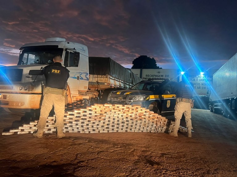 Mais de 200 kg de drogas são apreendidos em tanque de combustível de caminhão em MT