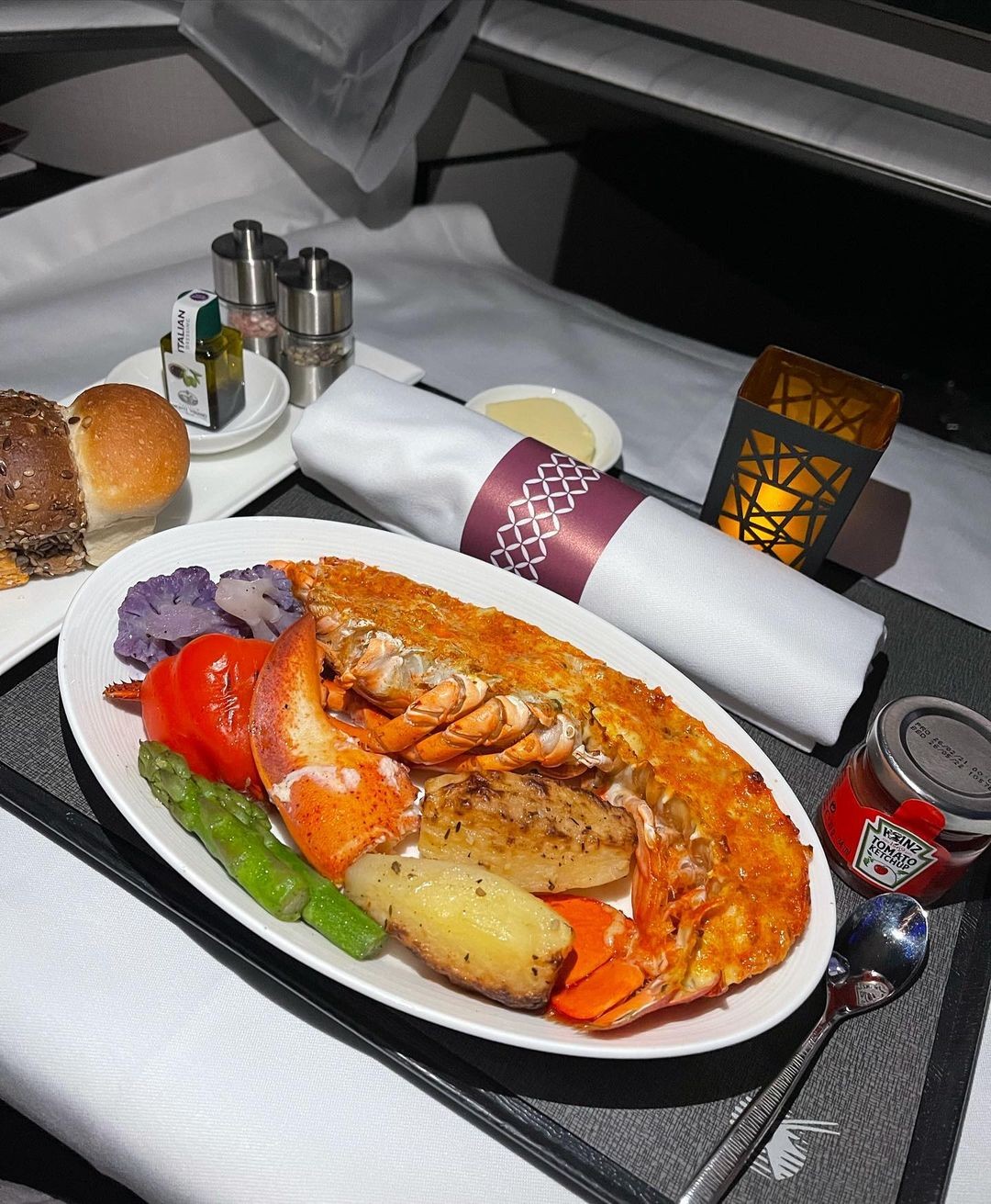 O serviço de bordo da Qatar Airlines serve lagosta na primeira classe do voo (Foto: Reprodução/Instagram)