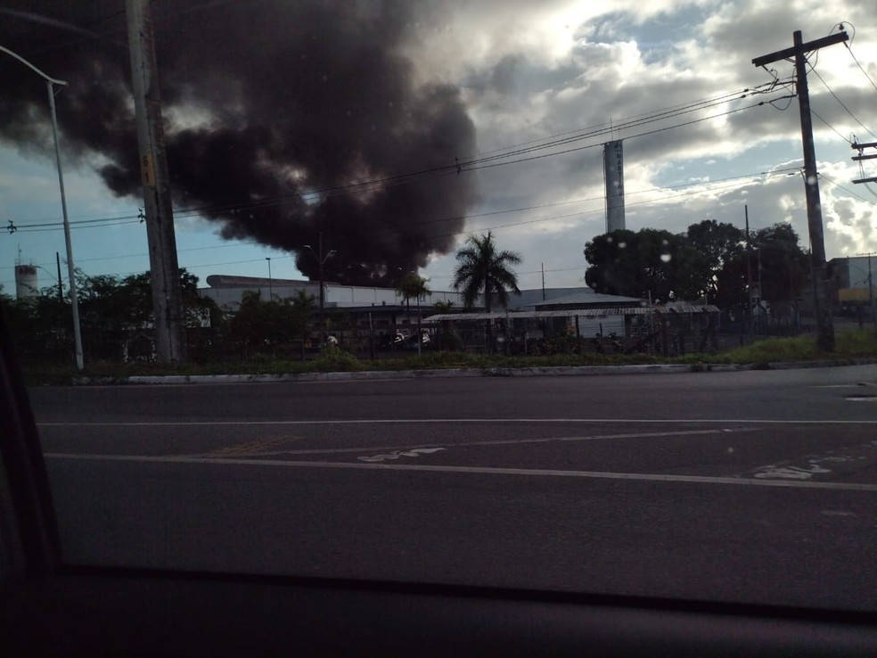 Incndio atinge depsito de empresa que fabrica e armazena plsticos na Regio Metropolitana de Salvador — Foto: Arquivo Pessoal