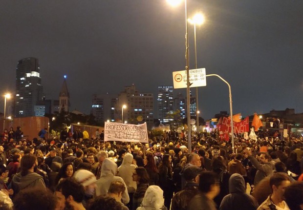 Manifestantes se reúnem no Largo da Batata, em São Paulo, em dia de greve geral (Foto: Barbara Bigarelli/Editora Globo)