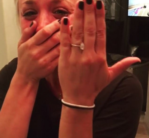 A atriz Kaley Cuoco emocionada com a sua aliança de noivado (Foto:  Instagram)