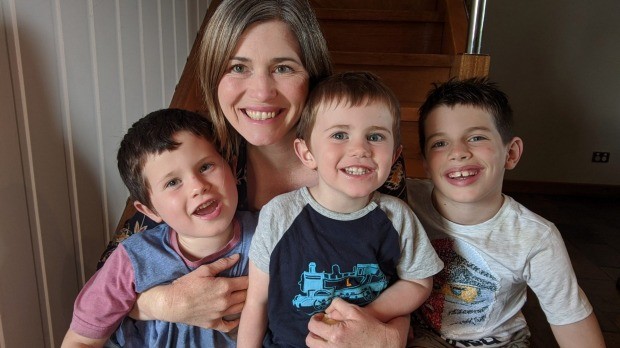Erin Huckle e seus três filhos (Foto: Reprodução: Essential baby)