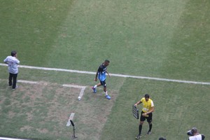 Luan deixa jogo com problema no joelho esquerdo e será reavaliado