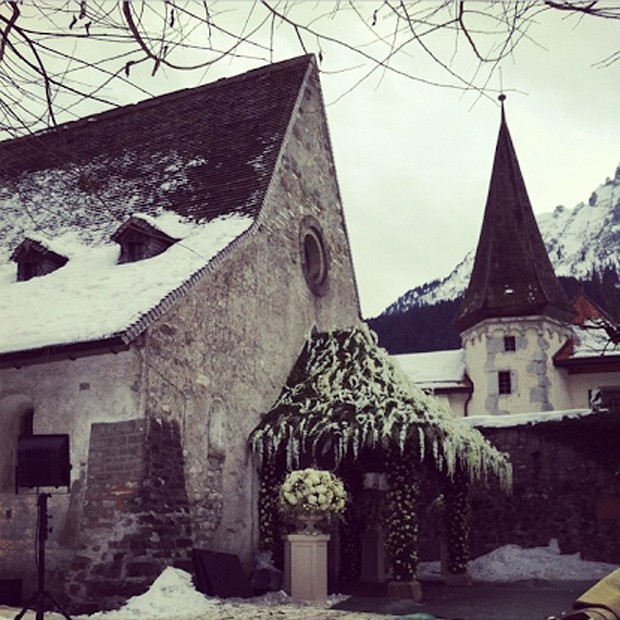 A chamosa capela decorada com flores para o casório (Foto: Reprodução/Instagram)