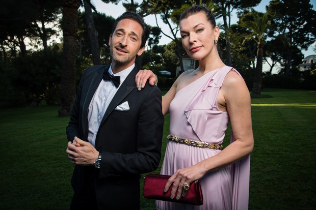 CAP D'ANTIBES, FRANCE - MAY 17:  Adrien Brody and Milla Jovovich pose for portraits at the amfAR Gala Cannes 2018 cocktail at Hotel du Cap-Eden-Roc on May 17, 2018 in Cap d'Antibes, France.  (Photo by Pascal Le Segretain/amfAR/WireImage for amfAR) (Foto: WireImage for amfAR)