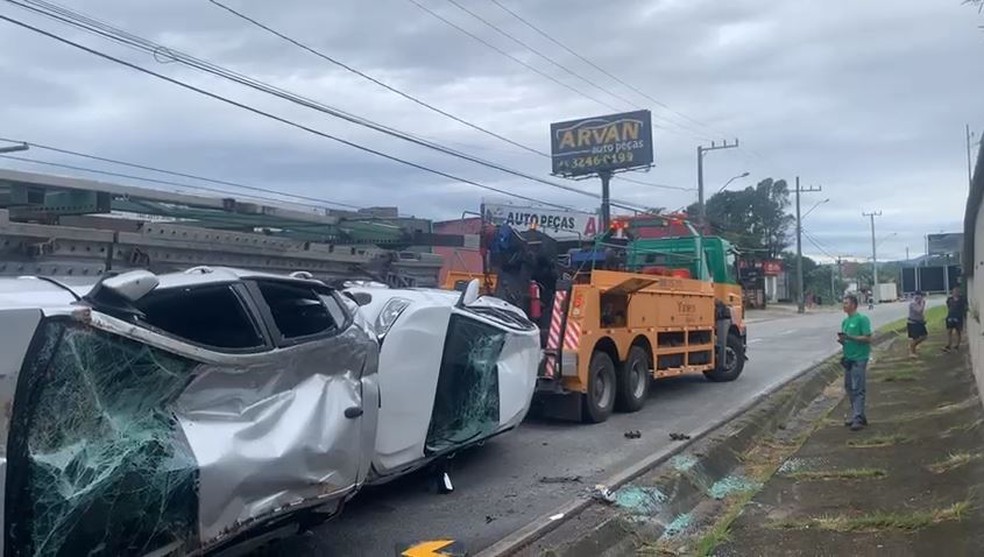 Guincho para retirar caminhão-cegonheira na marginal da BR-101 em São José — Foto: Leandro Carbone/NSC TV