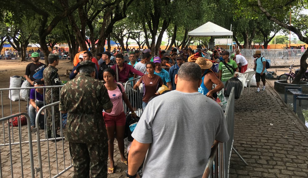 Venezuelanos em fila para deixar a Simón Bolívar, no bairro Pricumã, zona Oeste de Boa Vista. (Foto: Emily Costa/G1 RR)