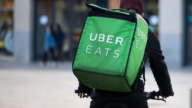 Nos Estados Unidos, pesquisa mostra que entregadores do Uber Eats "beliscam" pedidos antes de entregá-los (Foto: Getty Images)