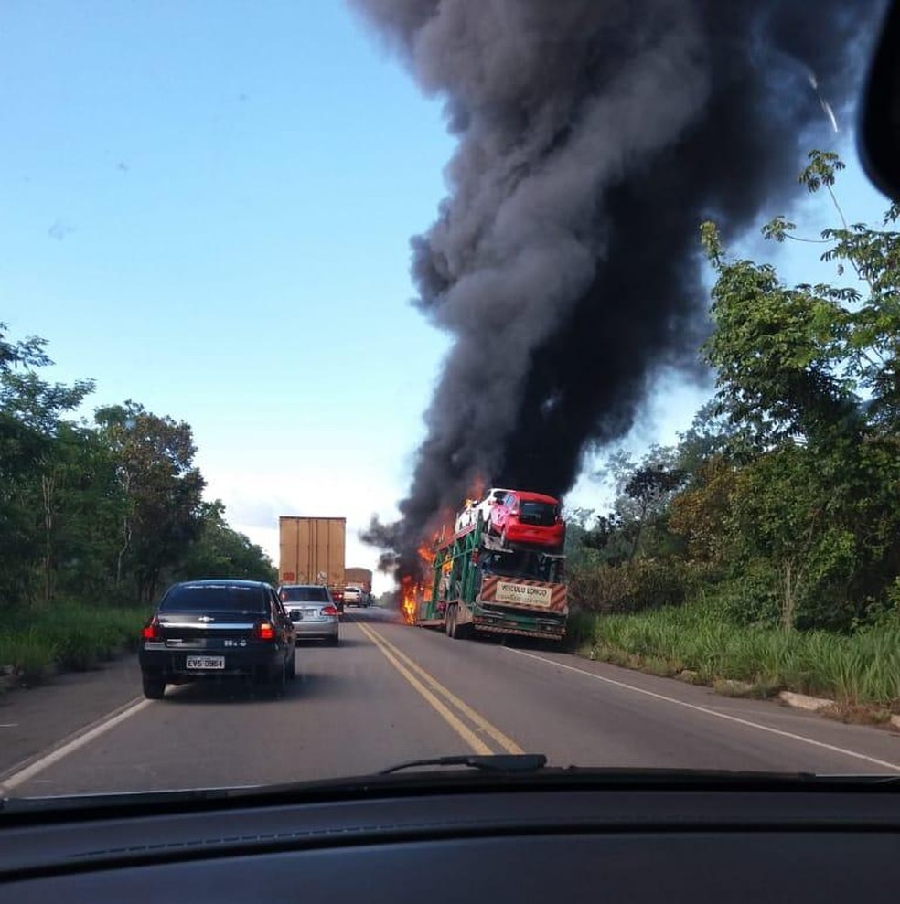Carros pegaram fogo na BR-153 — Foto: Divulgação