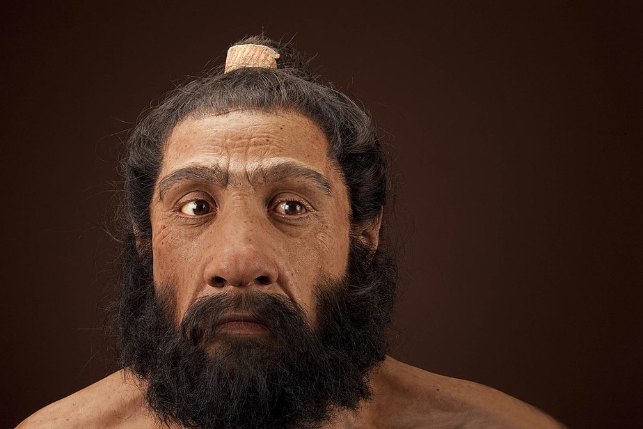 Reconstituição de um homem neandertal adulto