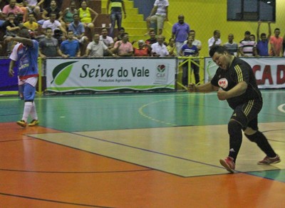 Goleiro de 125kg vive noite de herói, vilão, herói outra vez, mas é  eliminado