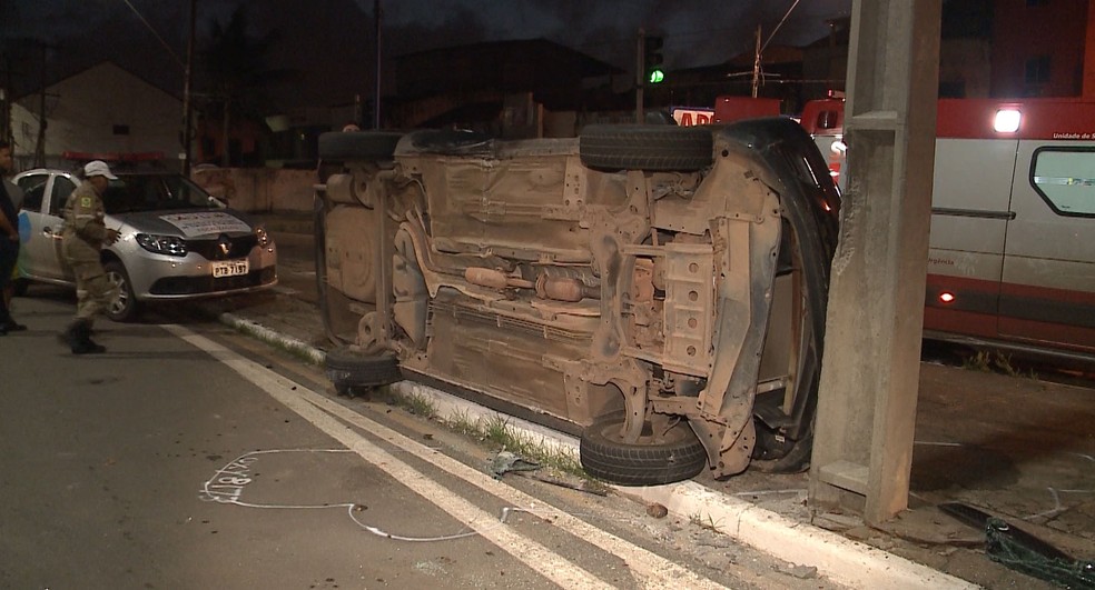VeÃ­culo conduzido por um casal capotou apÃ³s colidir com outro carro de passeio na Avenida Beira Mar em SÃ£o LuÃ­s â€” Foto: ReproduÃ§Ã£o/TV Mirante