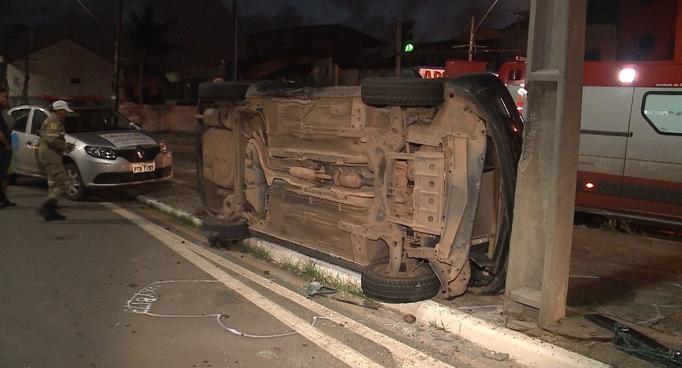 VeÃ­culo conduzido por um casal capotou apÃ³s colidir com outro carro de passeio na Avenida Beira Mar em SÃ£o LuÃ­s â€” Foto: ReproduÃ§Ã£o/TV Mirante