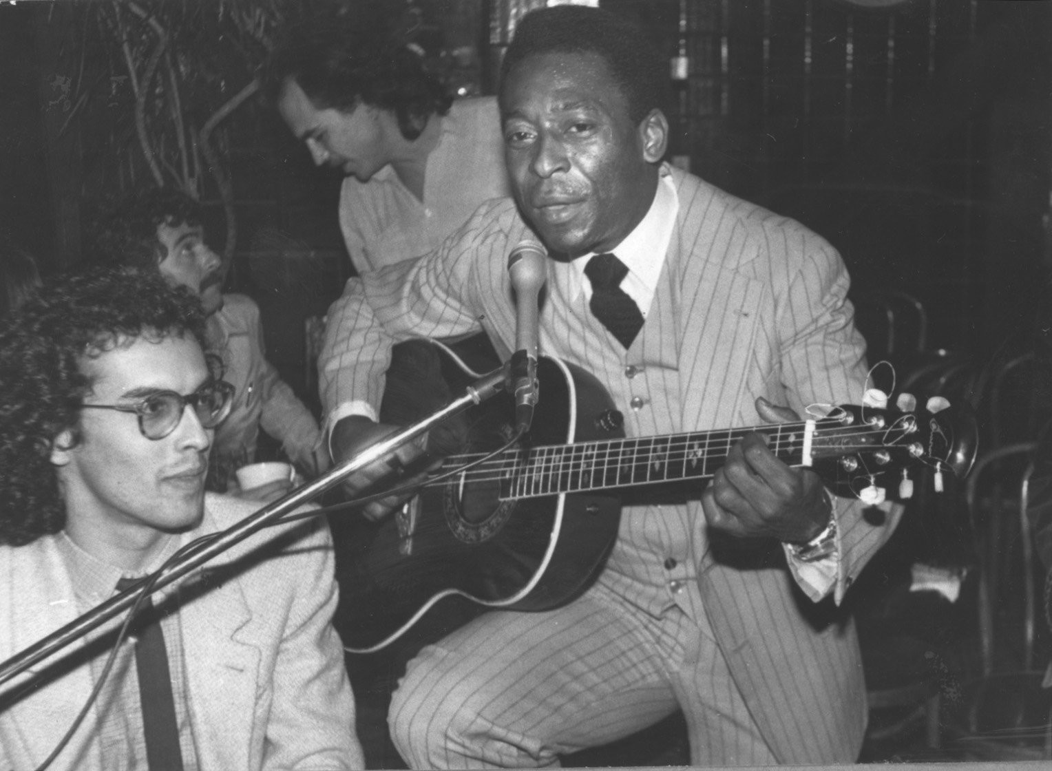 Pelé toca violão ao lado do músico e compositor Billynho BlancoDivulgação - 07/11/1981