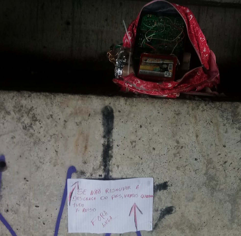 Junto do artefato havia uma mensagem contra a eleição de Lula — Foto: SSP-BA