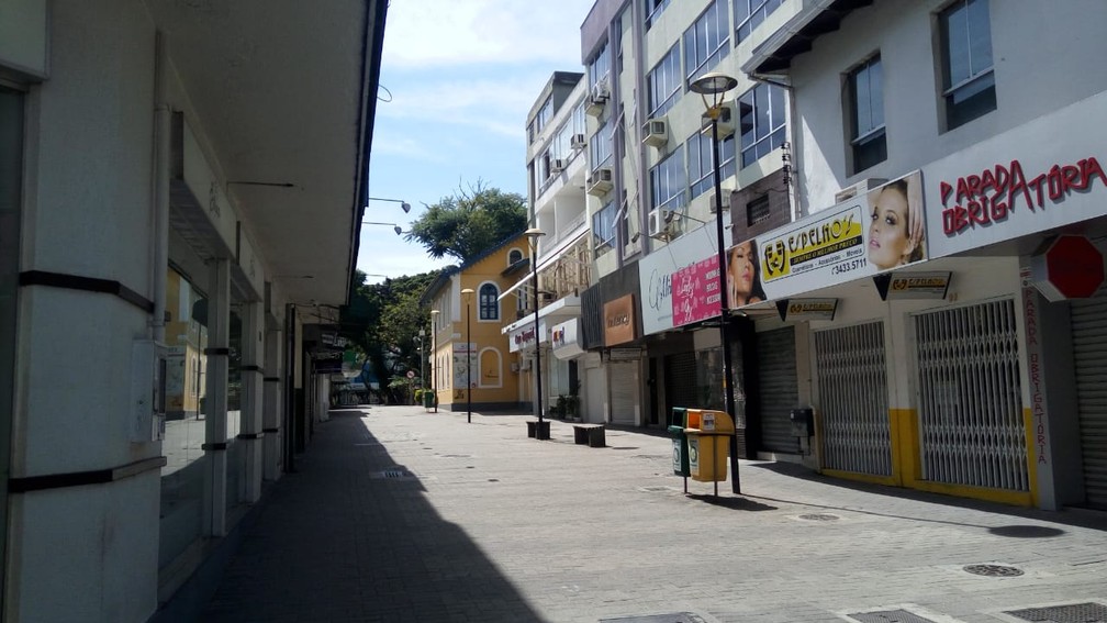 CRICIÚMA - Calçadões do Centro estão vazios também nesta quinta-feira (26) em cumprimento à quarentena em SC — Foto: Renta Rocha/NSC TV