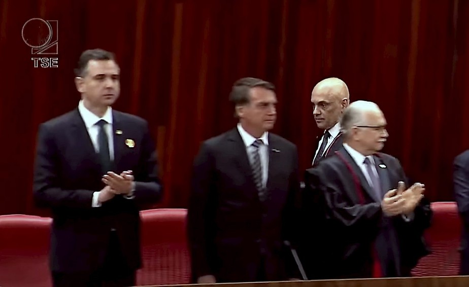 O presidente Jair Bolsonaro durante a posse de Moraes como presidente do TSE