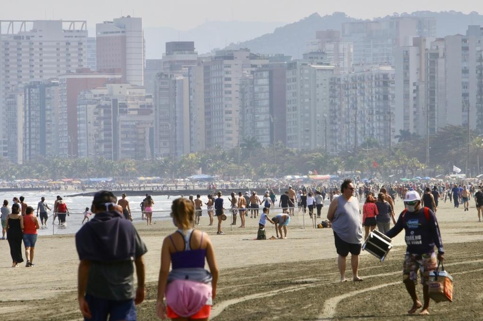 Mesmo com tempo nublado, moradores e turistas foram às praias de Santos, SP — Foto: Vanessa Rodrigues/Jornal A Tribuna