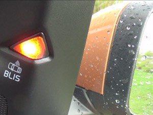 Sistema de câmerras monitora ponto cegos nas laterais do carro (Foto: Luciana de Oliveira/G1)