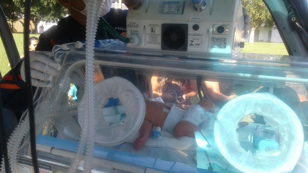 Recém-nascido apresentou um quadro de insuficiência respiratória e precisou ser transferido do hospital de Salinas para Janaúba (Foto: 3ª BRAvE Polícia Militar/Divulgação)