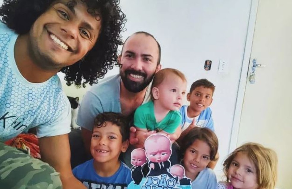 O casal Jhonantan e Daniel adotou cinco irmãos em Rio Claro — Foto: Arquivo Pessoal