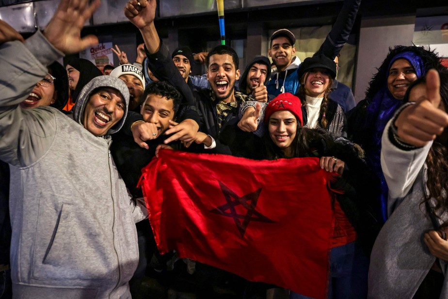 Fãs carregam bandeira do Marrocos após derrota para a França na semifinal da Copa do Mundo