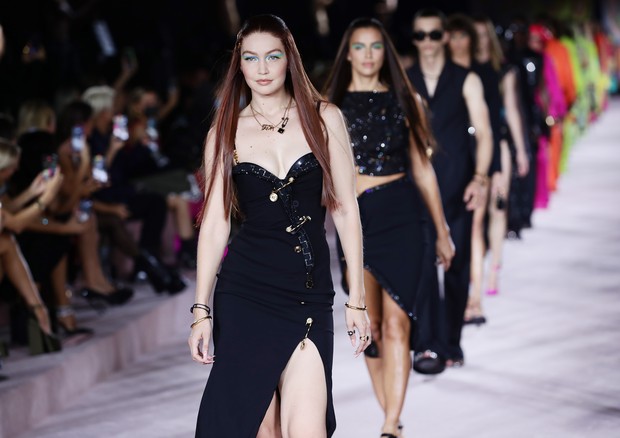 MILAN, ITALY - SEPTEMBER 24: Gigi Hadid walks the runway at the Versace fashion show during the Milan Fashion Week - Spring / Summer 2022 on September 24, 2021 in Milan, Italy. (Photo by Vittorio Zunino Celotto/Getty Images) (Foto: Getty Images)