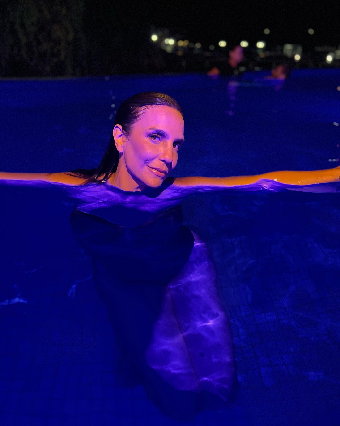 Ivete Sangalo espanta calor com banho de piscina noturno (Foto: reprodução/instagram)