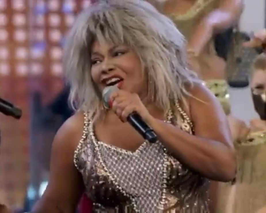 Atual ministra da Cultura, a cantora Margareth Menezes homenageou a cantora Tina Turner no Domingão