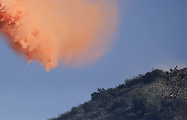 Bombeiros passam pela região das montanhas de San Gabriel nesta sexta-feira (17), perto de Azusa, na Califórnia (Foto: Jae C. Hong/AP)