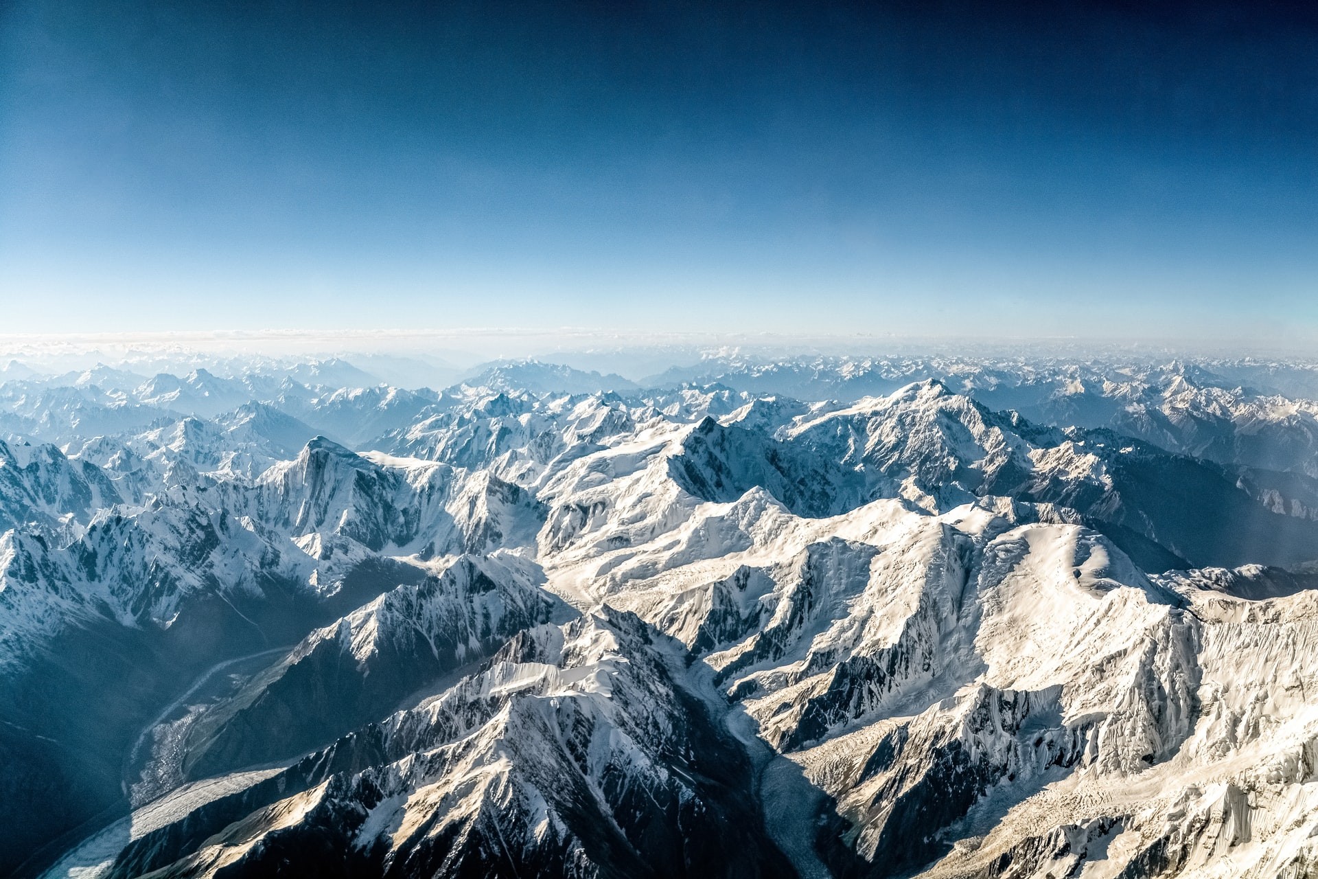 Microplásticos são encontrados também no topo do Monte Everest (Foto: Jeremy Zero / Unsplash)