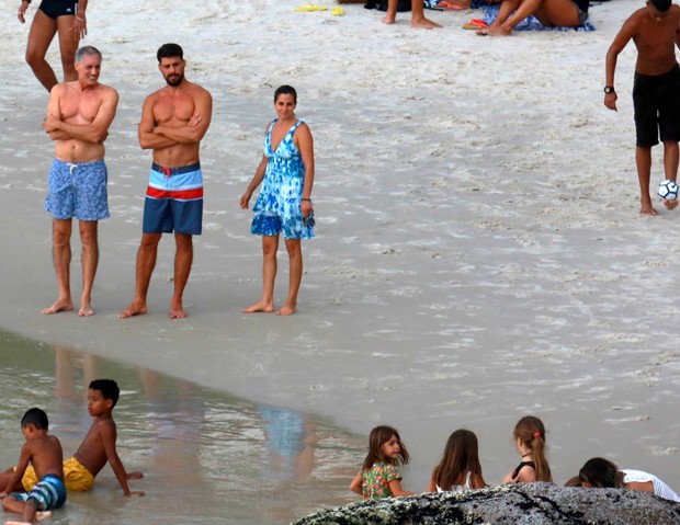 Cauã Reymond curtindo praia do Rio de Janeiro, com o pai, José Marques, e a filha, Sophia (Foto: Dilson Silva/Agnews)