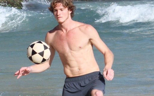 Sem camiseta, Pedro Novaes joga altinha em dia de praia no Rio