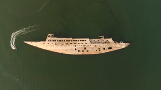Imagem aérea mostra o Al-Mansur, o iate privado do ditador iraquiano Saddam Hussein, na hidrovia Shatt al-Arab, formado na confluência dos rios Eufrates e Tigre, na cidade de Basra, no sul do Iraque, em 9 de outubro de 2022 — Foto: Hussein Faleh / AFP