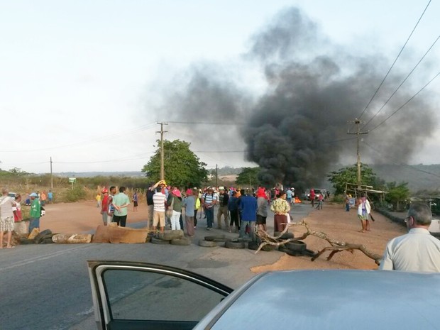 Na BR-406, pneus queimados e galhos de árvores impedem a passagem de veículos próximo ao acesso da comunidade de Massaranduba (Foto: PM/Divulgação)