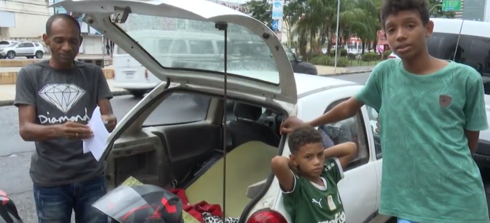 Morador de Feira de Santana não consegue auxílio-emergencial após dormir em carro com filhos para enfrentar fila  — Foto: Reprodução/TV Bahia