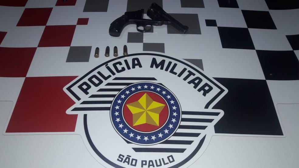 Adolescente &eacute; detido com arma e confessa que iria matar uma pessoa &mdash; Foto: Divulga&ccedil;&atilde;o/ Pol&iacute;cia Militar