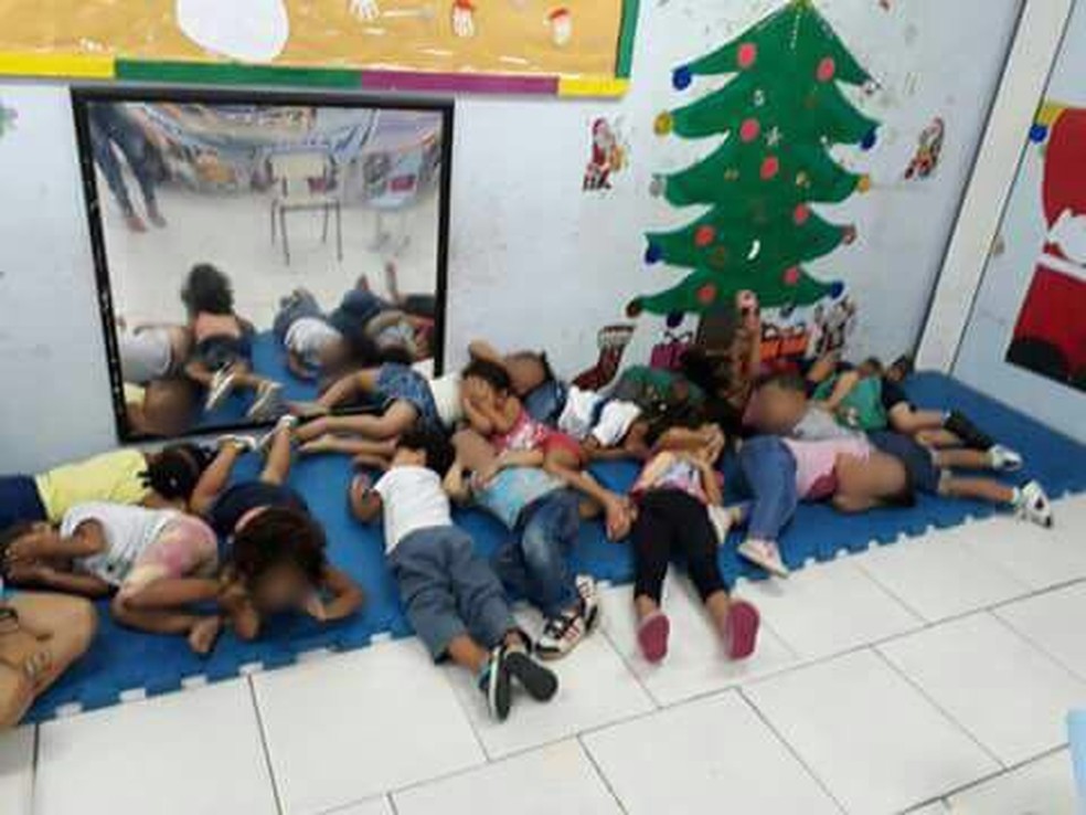 Crianças deitam no chão para se proteger durante tiroteio na Maré (Foto: Reprodução/ Redes sociais)