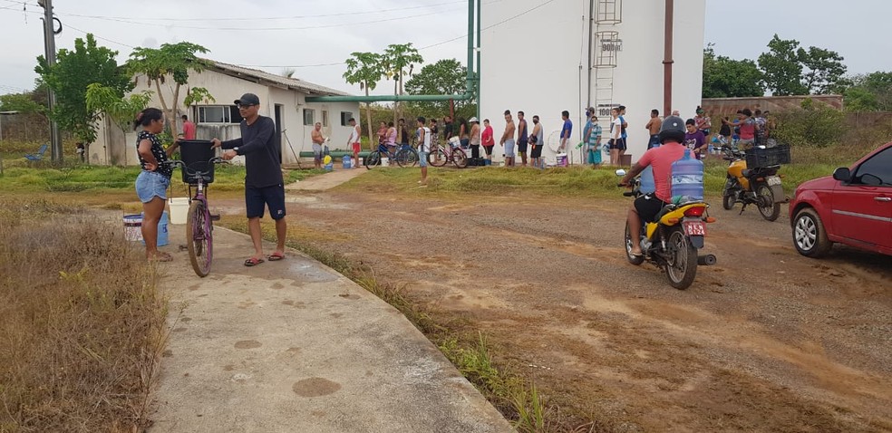 Terceiro dia de apagão no AP tem filas em postos de gasolina e procura por água potável — Foto: Jorge Júnior/Rede Amazônica