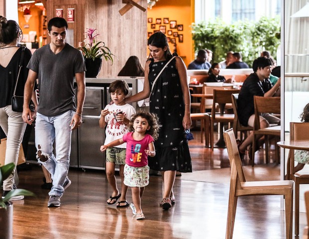 Felipe Simas com Mariana e os filhos em shopping (Foto: Edson Aipim/Agnews)