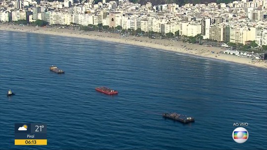 Grupo de turistas monta acampamento na praia para aguardar réveillon de Copacabana