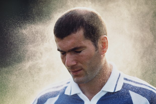 Zinedine Zidane, antes de assumir a careca, em 1999 (Foto: Getty Images)