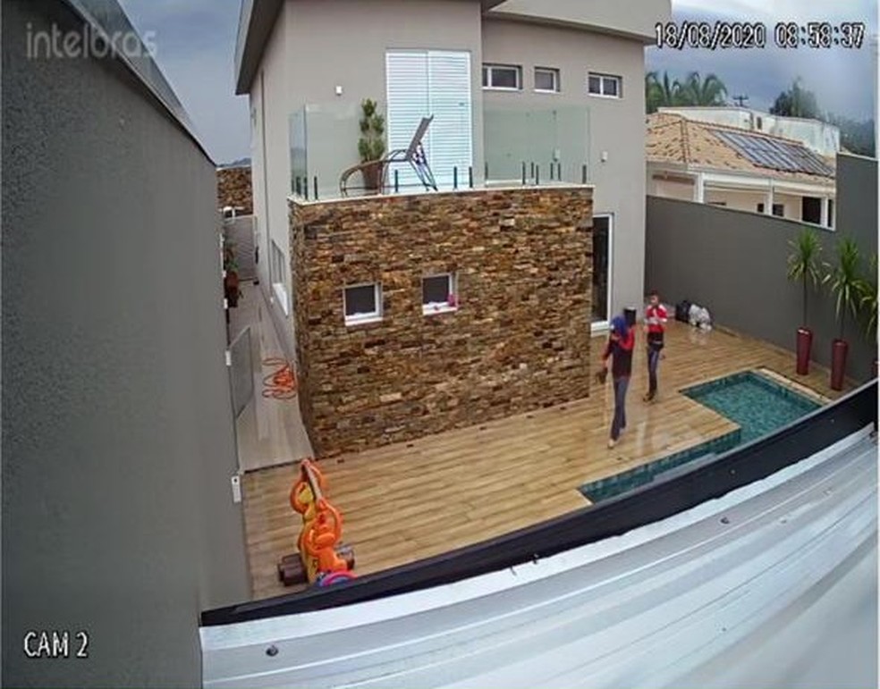 Imagens de circuito de segurança mostram assaltantes em uma das casas invadidas no Residencial Primavera, em Piratininga — Foto: Circuito de segurança/Reprodução