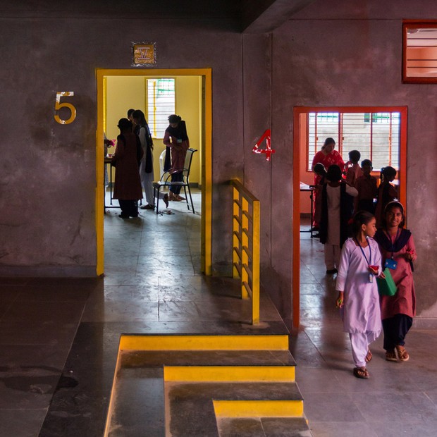 Escola é construída em meio às rochas de antigo Forte na Índia (Foto: Divulgação)