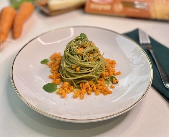 Finalize o espaguete integral ao pesto com uma porção do vinagrete de cenoura por cima e folhas de manjericão (Foto: Barilla / Divulgação)