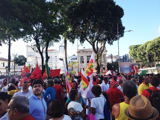 Público no movimento a favor da democracia reunido no bairro do Campo Grande, em Salvador (Foto: Henrique Mendes/ G1 Bahia)